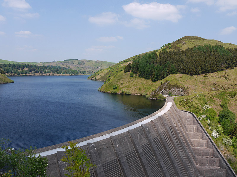The Clywedog dam by Nigel Brown, CC BY-SA 2.0, via Wikimedia Commons